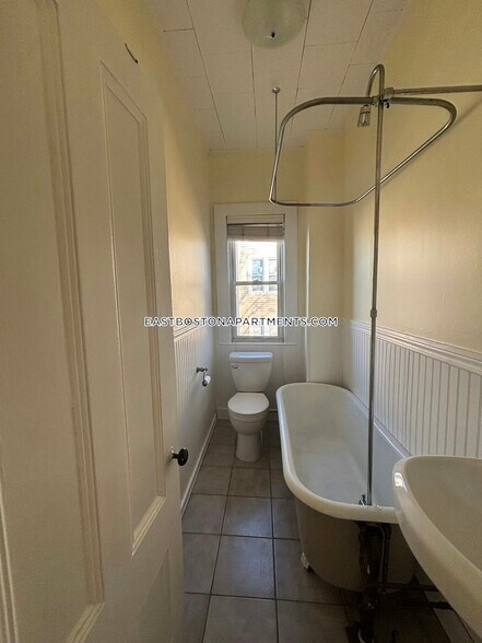 Building Photo - 33 Falcon St