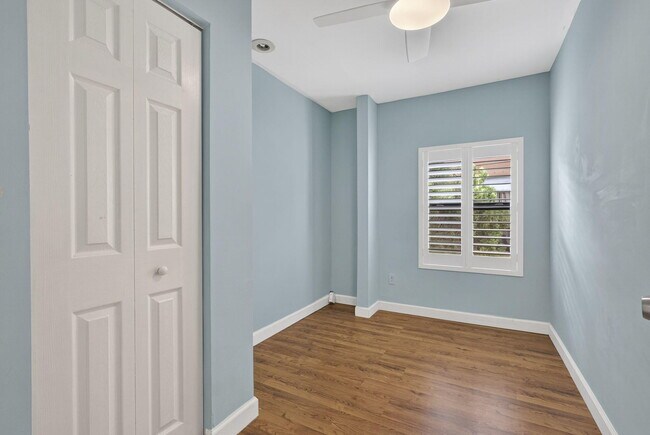 Building Photo - 323 Sandtree Dr