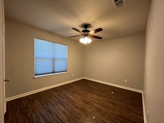 Building Photo - 5429 Meadow Ridge Dr