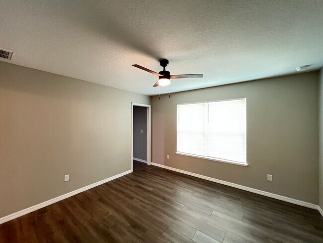 Building Photo - INCREDIBLE 3 Bedroom, 2 Bathroom Home In Ocklawaha!!