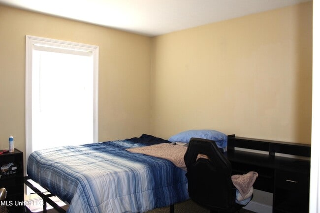 Building Photo - 900 Clubhouse Dr