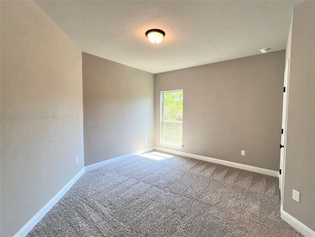 Building Photo - Georgeous 5-Bedroom in the Three Points Community