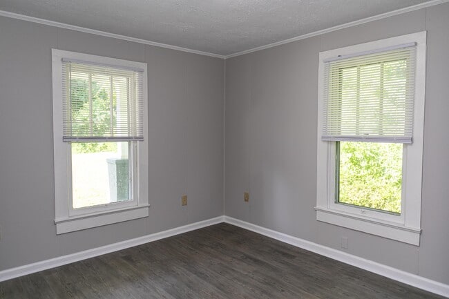 Building Photo - 115 E Parker Rd