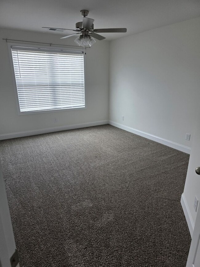 Building Photo - What a floor plan!!  Like new and ready for you!