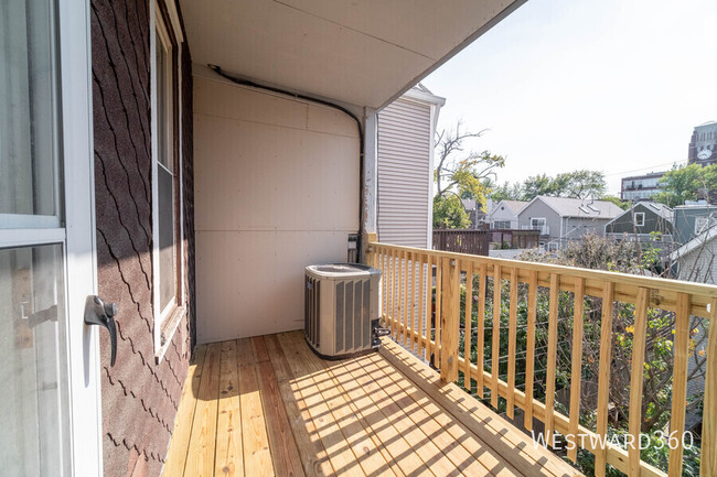 Building Photo - 3/2 Lakeview Duplex Available 5/1!  Centra...