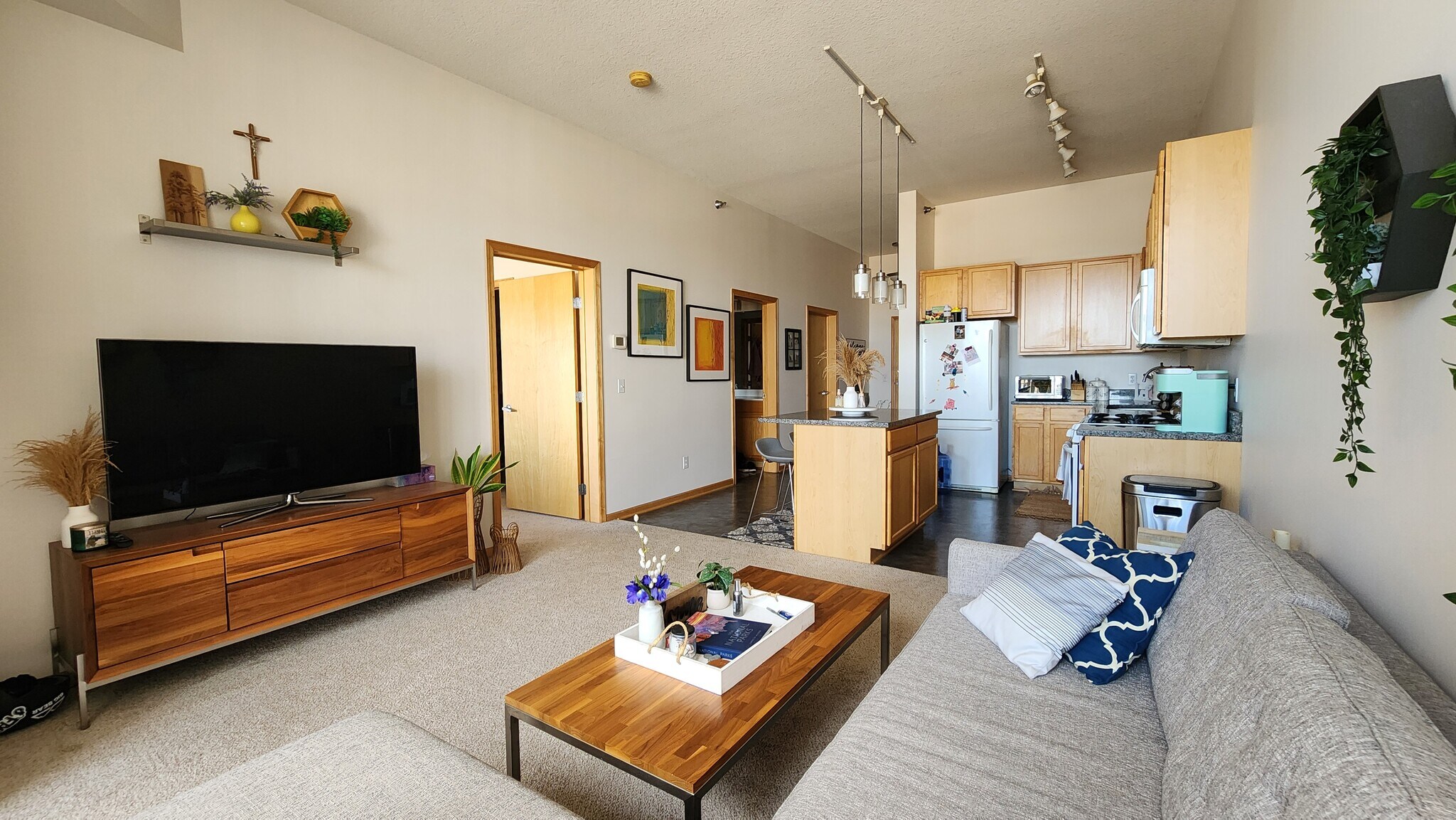 Building Photo - 2650 University Ave W