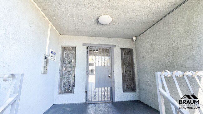 Building Photo - 2 BEDROOM  IN NOHO ARTS
