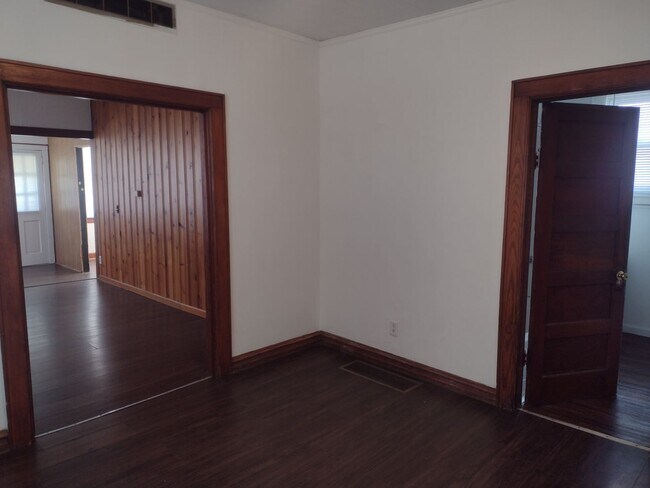 Building Photo - Two Bedroom One Bath Home In Dunbar