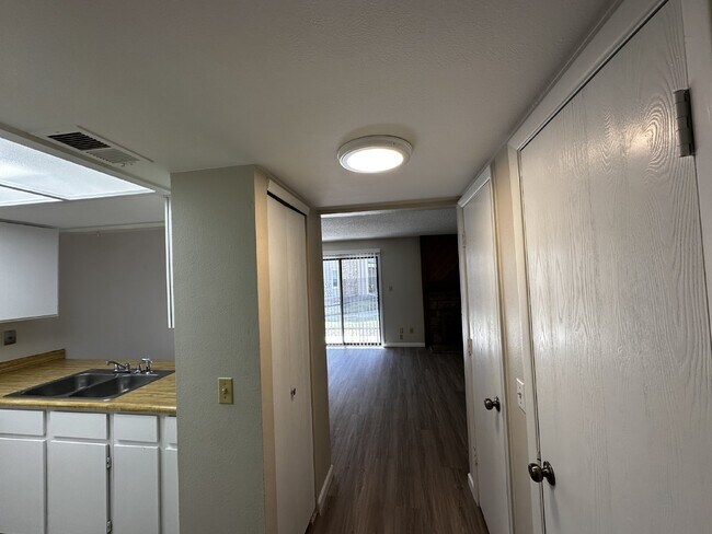 Building Photo - Charming condo in the Chestnut Community!  Available Now!