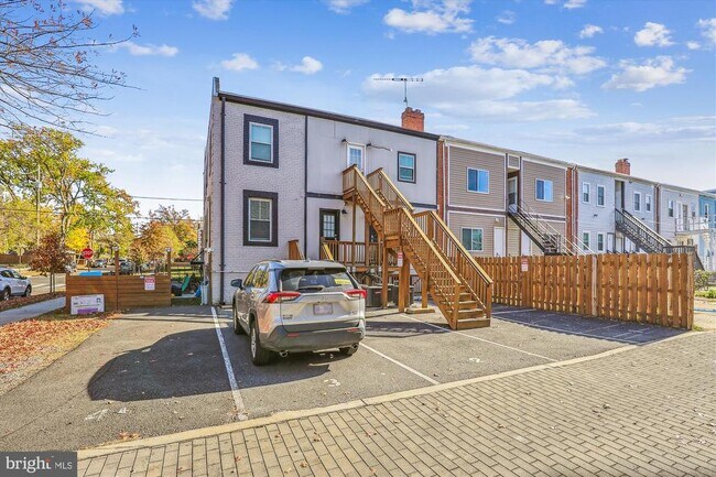 Building Photo - 200 Hamilton St NW