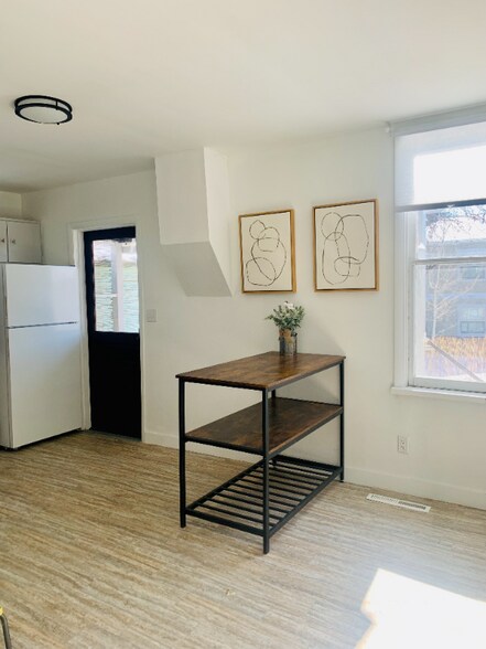 Building Photo - 108 W Gold St