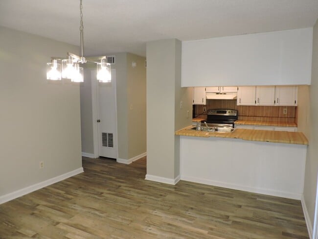 Building Photo - Convenient to schools & shopping!