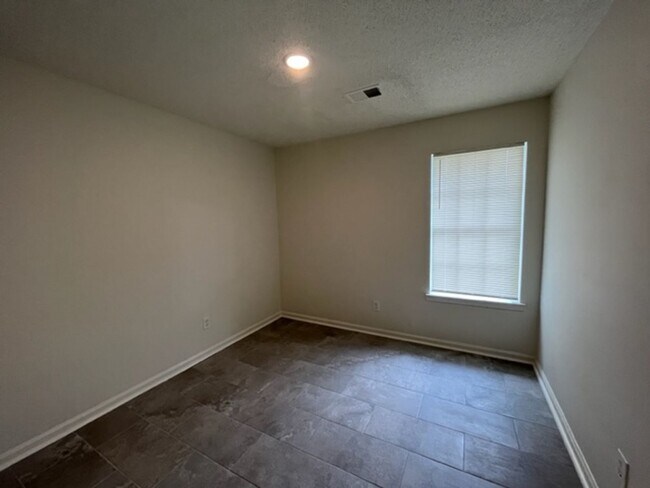 Building Photo - Renovated 3 Bedroom 2 Bath Home for Rent f...