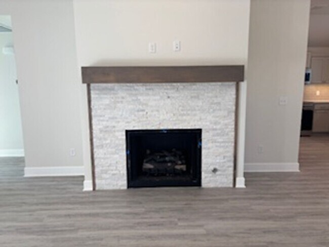 Building Photo - First month Free! NEW NEW NEW!