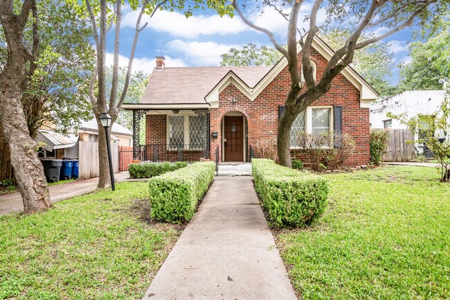 Primary Photo - 2 Bedroom, 1 Bath Tudor in Hollywood Heights