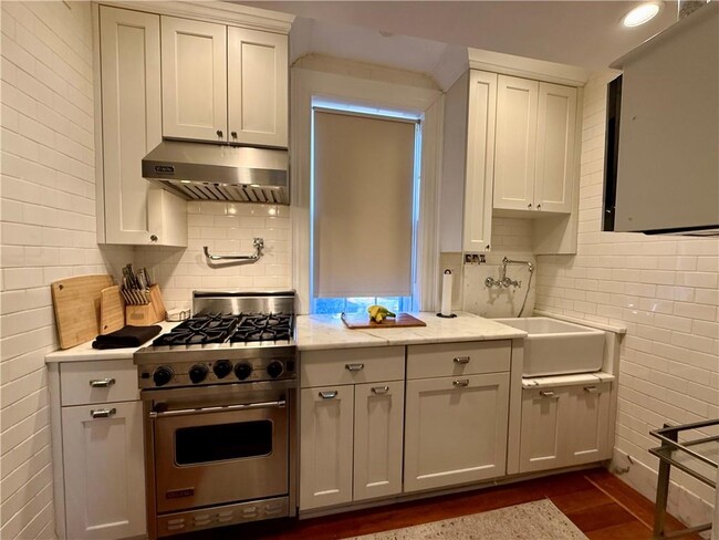 Building Photo - 367 Benefit St