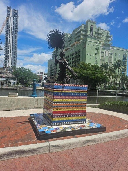 Building Photo - 520 SE 5 Ave