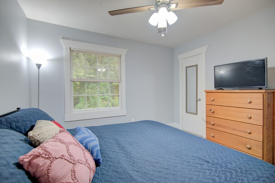 Building Photo - 636 Chipley Ave