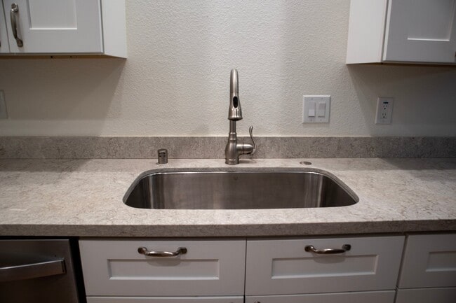 Building Photo - 2115 Overlook Dr