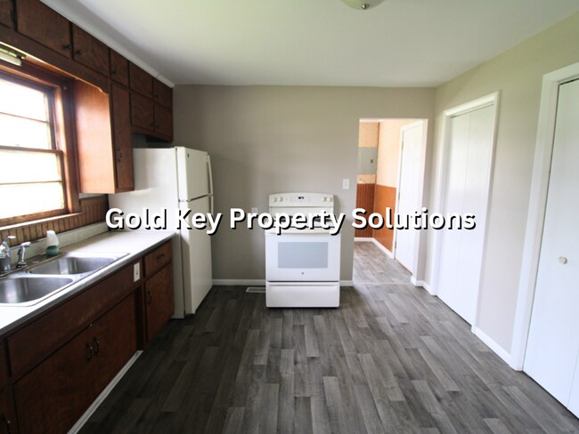 Building Photo - Remodeled 2 BR 1BA House with Garage (NO SECTION 8)