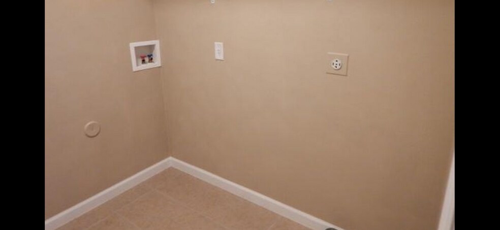 Building Photo - 2224 Madero Dr