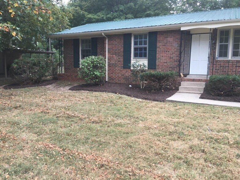 Building Photo - 1707 Woodside Dr