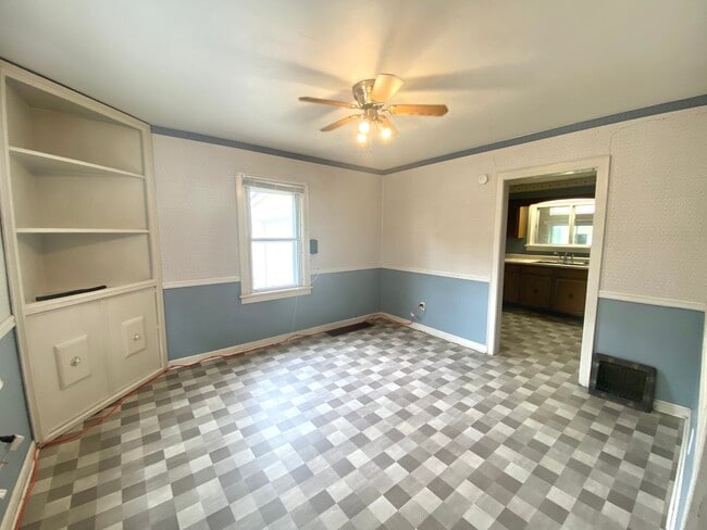 Building Photo - 5 bed 1.5 Bath Single Family Home! Near NDSU!