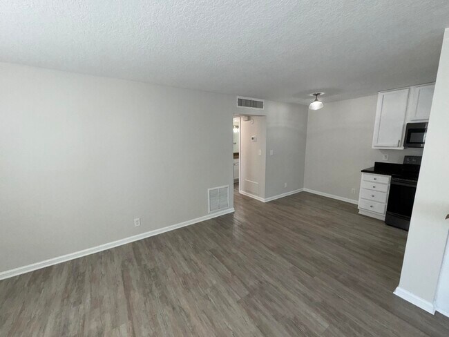 Building Photo - 102 N Lakeside Dr