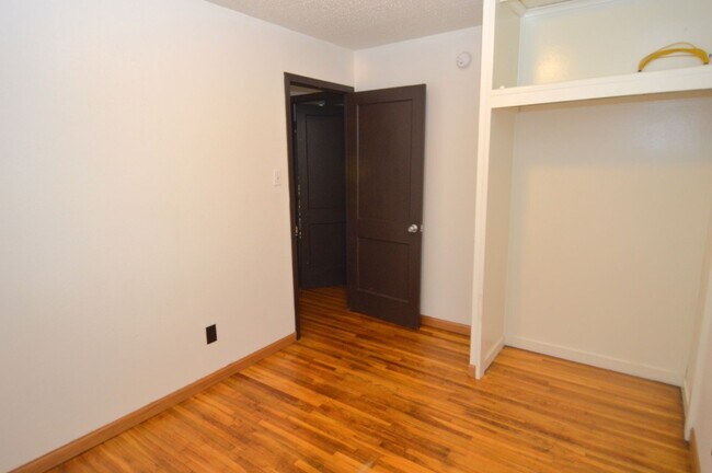 Building Photo - 5 Bedroom House for Rent