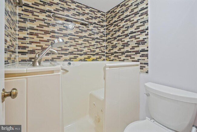 Building Photo - 5902 Mt Eagle Dr