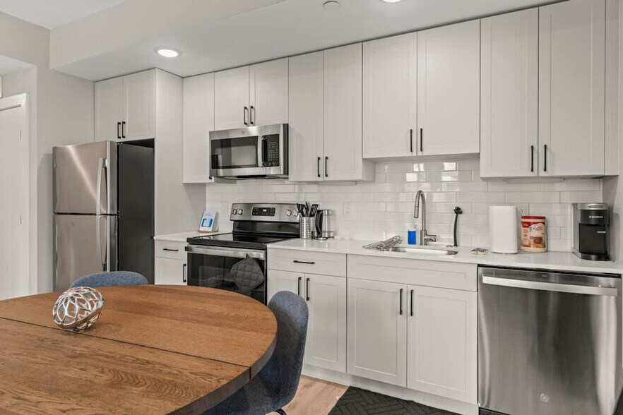 Building Photo - 916 N Delaware Ave