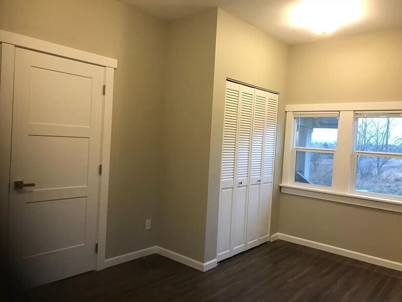 Building Photo - 2528 N Regal St