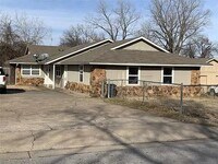 Building Photo - E 11th Ct Duplex