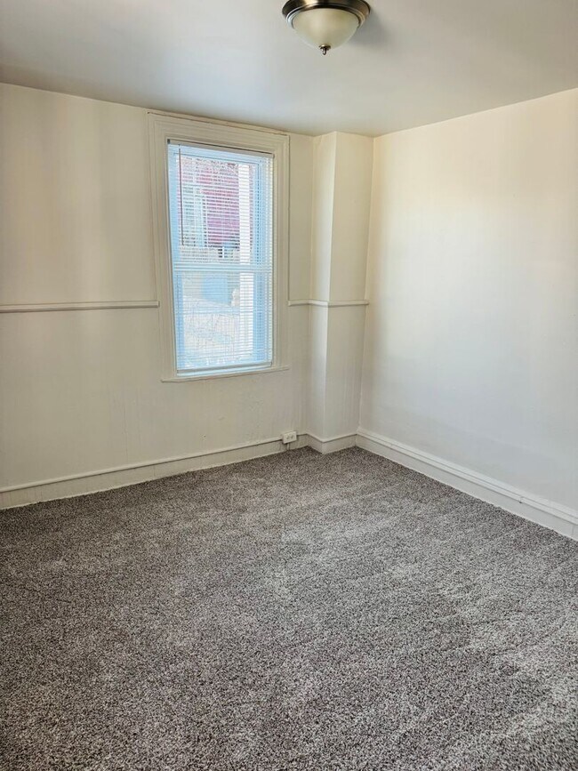 Building Photo - 328 W King St