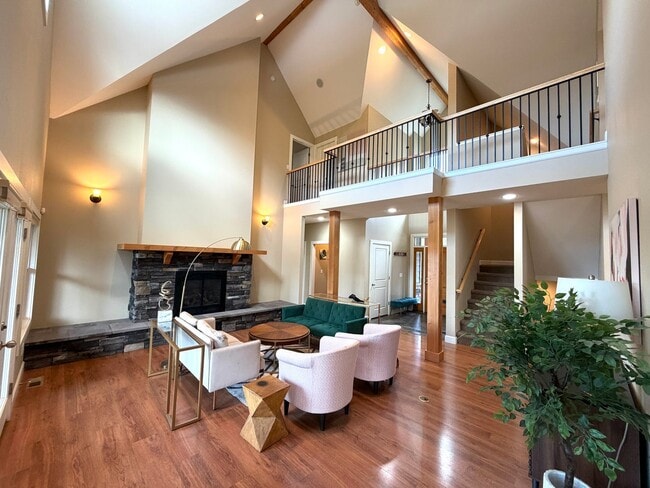 Building Photo - Absolutely Stunning, 6-Bed 3.5 Bath Execut...