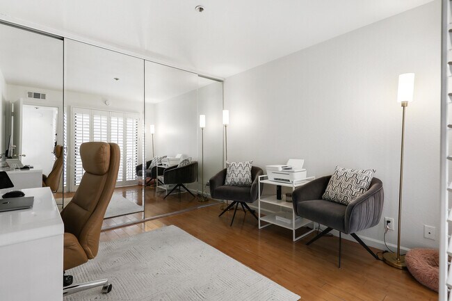 Building Photo - 835 Village Square S