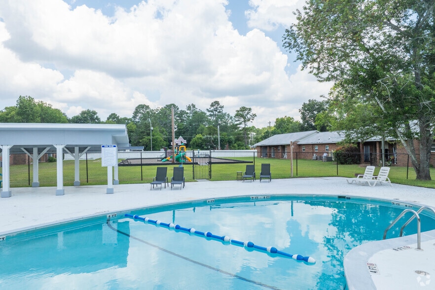 Swimming Pool w/ Sundeck - Wellington Residential