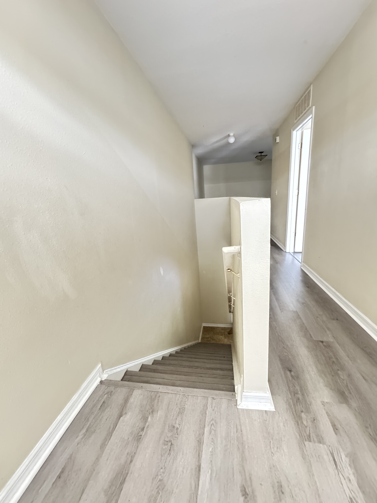 walkway- 2nd floor - 9843 Ashburn Lake Dr