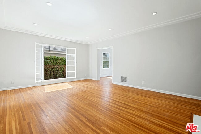 Building Photo - 823 N Edinburgh Ave