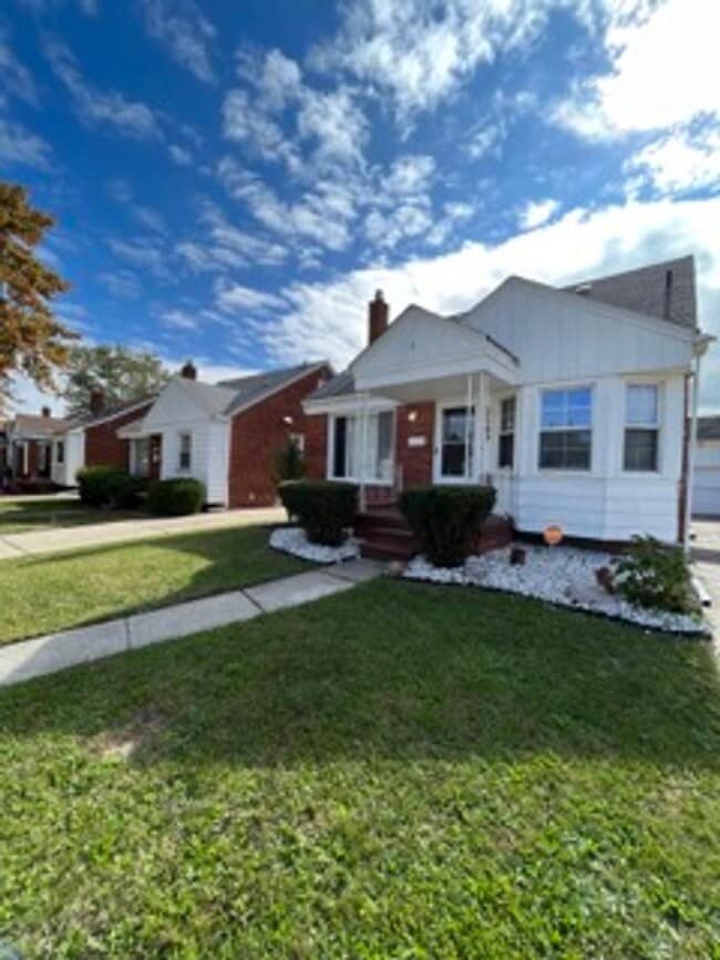 Building Photo - Beautifully maintained 3 bed - 1.5 Bath in Lincoln Park!