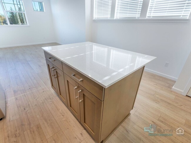 Building Photo - Charming 2-Bedroom, 2.5-Bathroom Home in Hillsboro