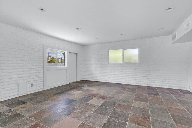 Building Photo - Mid-century modern home in Arcadia with pr...