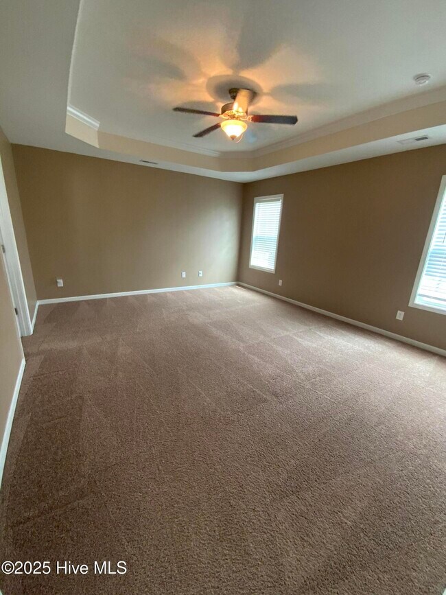 Building Photo - 909 Roswell Ln