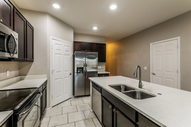 Building Photo - 207 E Calle Vivaz