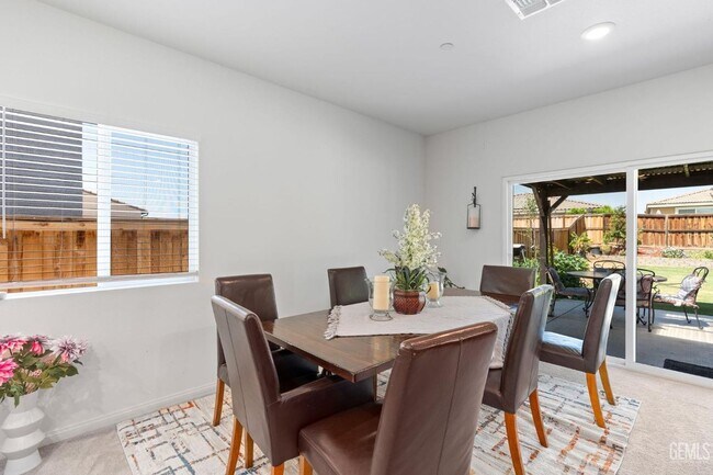 Building Photo - 4 Bed 2 Bath