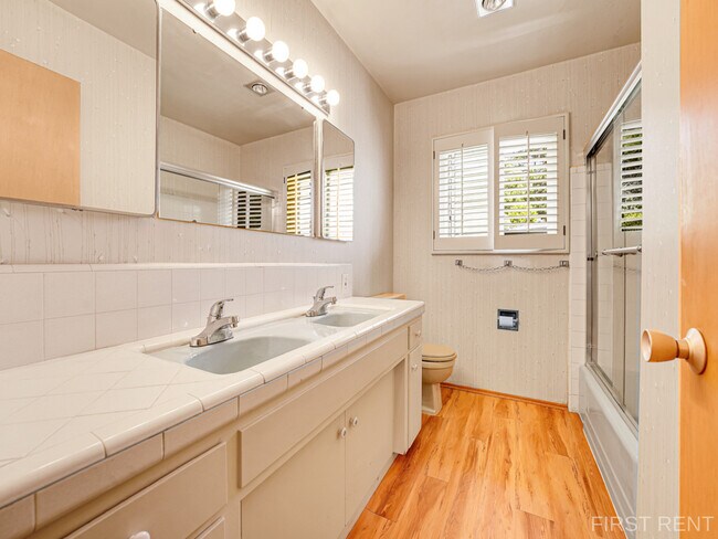 Building Photo - 5250 Vickie Dr