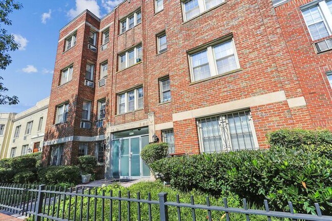 Building Photo - 3028 Wisconsin Ave NW