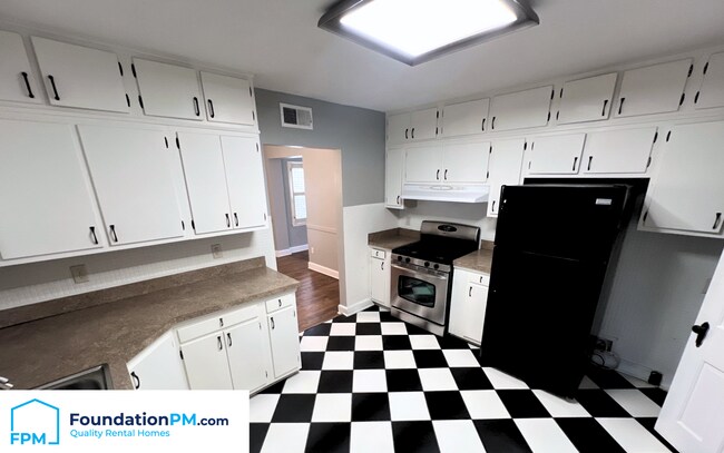 Building Photo - 252 E Edwin Cir