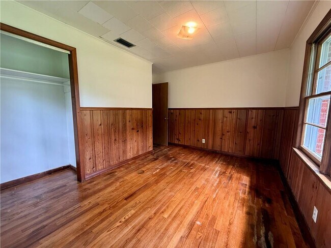 Building Photo - 5520 Helen Dr