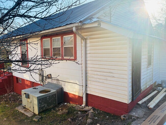 Building Photo - 16 Little St